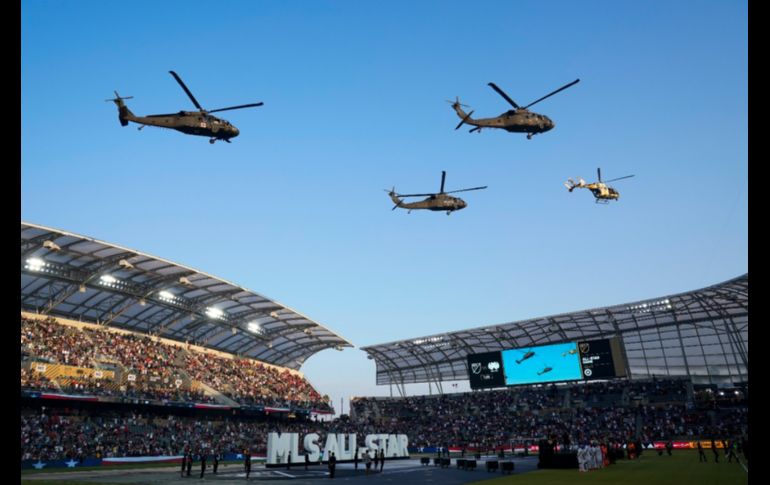 ESPECTÁCULO. La Marina de los Estados Unidos se hizo presente en la ceremonia previa al encuentro. AP/A. Landis