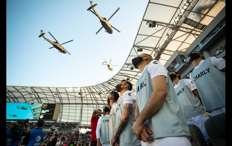ASOMBRO. Jugadores y aficionados observaban la ceremonia que enmarcó al Juego de las Estrellas. IMAGO7