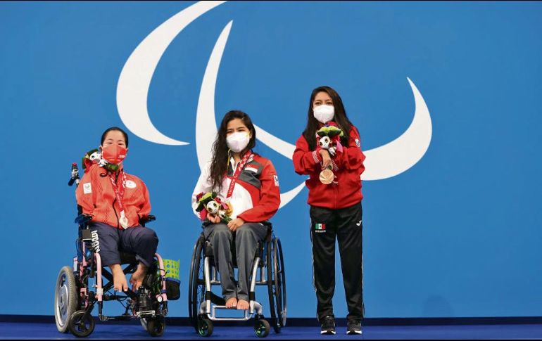 Orgullo. Ramírez (izq.) logró su presea en los 100 metros dorso en la categoría S2. AFP/N. Baker