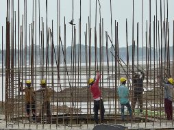 Destaca la caída de las constructoras especializadas en obras relacionadas con petróleo y petroquímica, que fue del 1.3%, luego de haber sumado antes cuatro meses de crecimientos. AFP/S. Kanojia