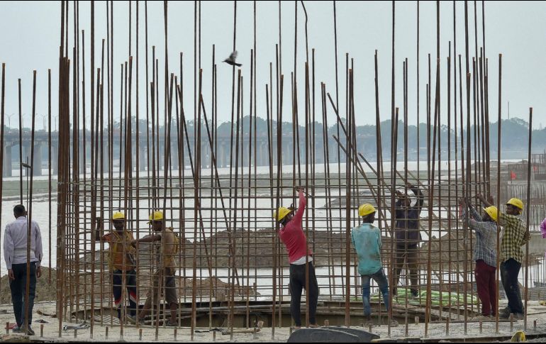 Destaca la caída de las constructoras especializadas en obras relacionadas con petróleo y petroquímica, que fue del 1.3%, luego de haber sumado antes cuatro meses de crecimientos. AFP/S. Kanojia