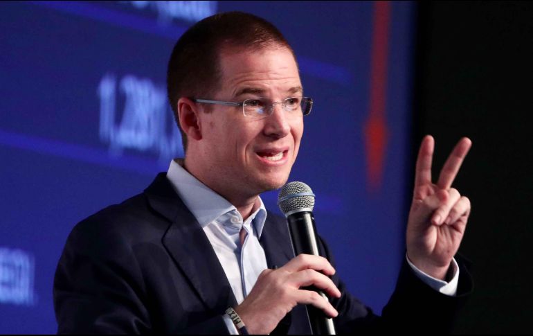 Sobornado. Supuestamente, Ricardo Anaya fue sobornado, y ahora mismo lo buscan las autoridades. SUN