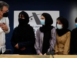 El canciller Marcelo Ebrad recibió a las jóvenes a su llegada a México. AFP