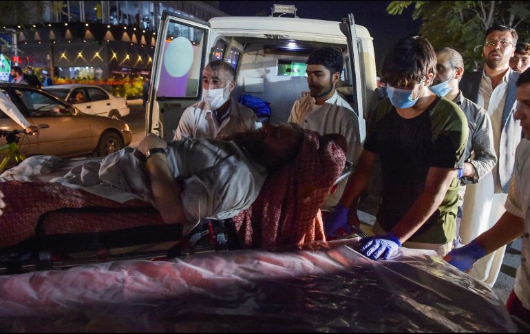 La explosión ocurre mientras miles de afganos se encontraban en las afueras del aeropuerto de Kabul. AFP / W. Kohsar