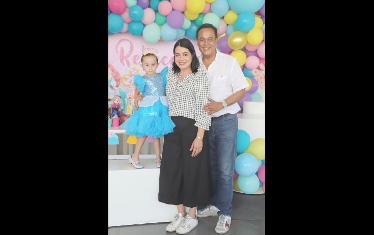 Rebeca Cosío Crella, Paulina Corella y Salvador Cosío Gaona. GENTE BIEN JALISCO/ CLAUDIO JIMENO