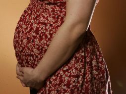 El proyecto restringe que mujeres que padezcan alcoholismo, drogadicción o tabaquismo sean contratadas como madre gestante. EFE/ARCHIVO