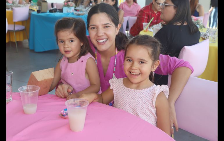 Dany y Fer Montaño con Ale Moreno. GENTE BIEN JALISCO/ CLAUDIO JIMENO