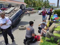 La mujer, quien salió por su medios, fue revisada en el sitio, sin presentar lesiones de consideración. CORTESÍA/PROTECCIÓN CIVIL JALISCO