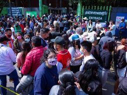 Cientos de personas se aglomeran mientras hacen fila para ser vacunadas contra el coronavirus en Xochimilco, Ciudad de México. EFE/C. Ramírez