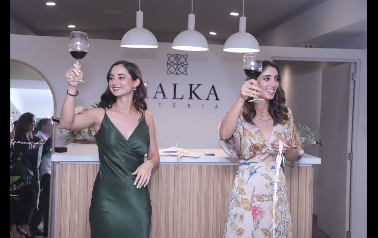 Corte de listón por Annette y Viviann Padilla. GENTE BIEN JALISCO/ CLAUDIO JIMENO