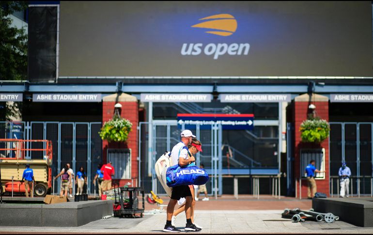 CONTRASTE. Los tenistas tendrán unas medidas más relajadas, al tener la opción de alojarse fuera de los hoteles oficiales, y tampoco estarán obligados a hacer cuarentena a su llegada a Nueva York. AFP/K. BETANCUR