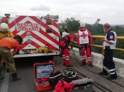 El cadáver estaba en el fondo atorado en un árbol, con la cara hacia la raíz. ESPECIAL/Cruz Roja