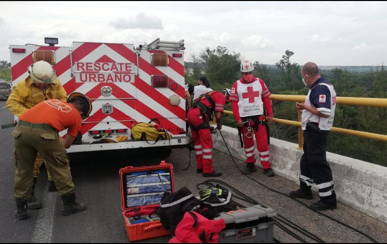 El cadáver estaba en el fondo atorado en un árbol, con la cara hacia la raíz. ESPECIAL/Cruz Roja
