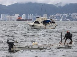 Pescadores resguardan sus embarcaciones en Acapulco, Guerrero, ante los fuertes vientos. EFE/D. Guzmán