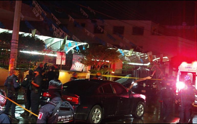 Sin signos vitales quedó un hombre de aproximadamente 35 a 40 años, hermano de la dueña del negocio de salchichas y papas. ESPECIAL