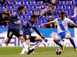 Maximiliano Perg y Kevin Escamilla se acercan para disputar el balón contra Daniel Álvarez. EFE/H. Ríos