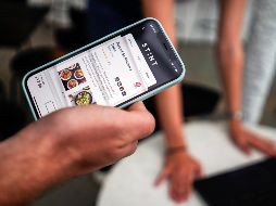 El cofundador de Stint, Sol Schlagman, sostiene su teléfono inteligente y muestra la aplicación en ejecución, en su sede en Camden, en Londres. AP/A. Pezzali