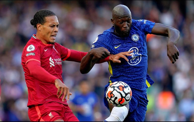 DUELAZO. Virgil Van Dijk está de regreso y logró nulificar a Romelu Lukaku. EFE/A. YATES