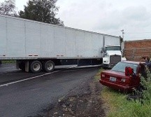 El accidente entre un tráiler y un vehículo sedán se dio en la carretera a Nogales a la altura del entronque con la vía Tepic. EL INFORMADOR/R. RIVAS
