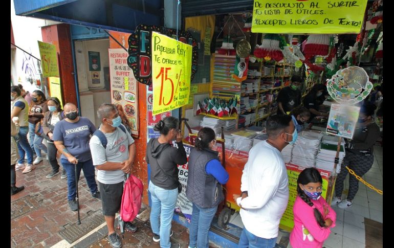 Cuadernos, colores, lápices, sacapuntas y borradores son los artículos principales que compran los padres de familia. EL INFORMADOR/A. Camacho