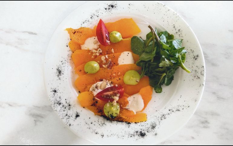 Carpaccio de calabaza rostizada. Enamora desde el emplatado, y sus sabores son notables con ingredientes de temporada. EL INFORMADOR/F. González