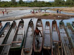 El viaje en piragua cuesta 40 dólares para que los lleve a la frontera de Costa Rica, pero llegar ahí significa atravesar una de las rutas más peligrosas del mundo, según la Unicef. AFP/R. Figueroa