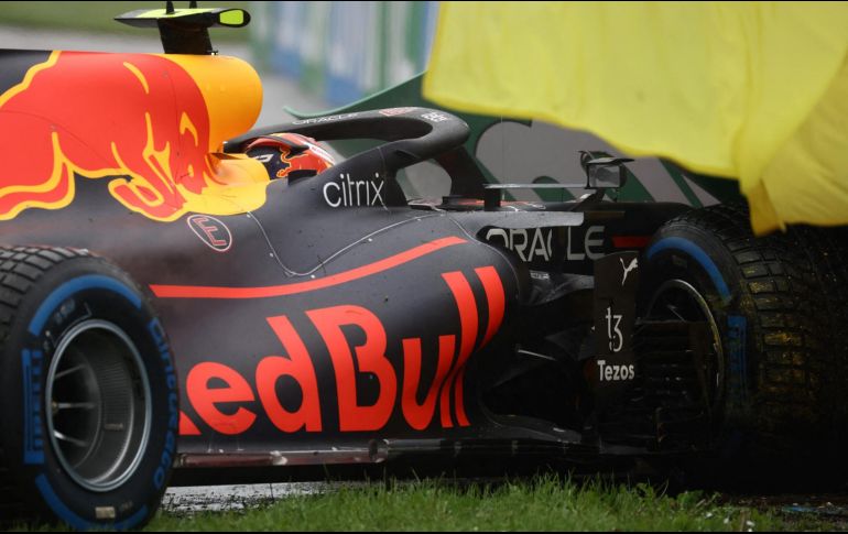 De momento la carrera no ha podido iniciar debido a la fuerte lluvia. AFP /