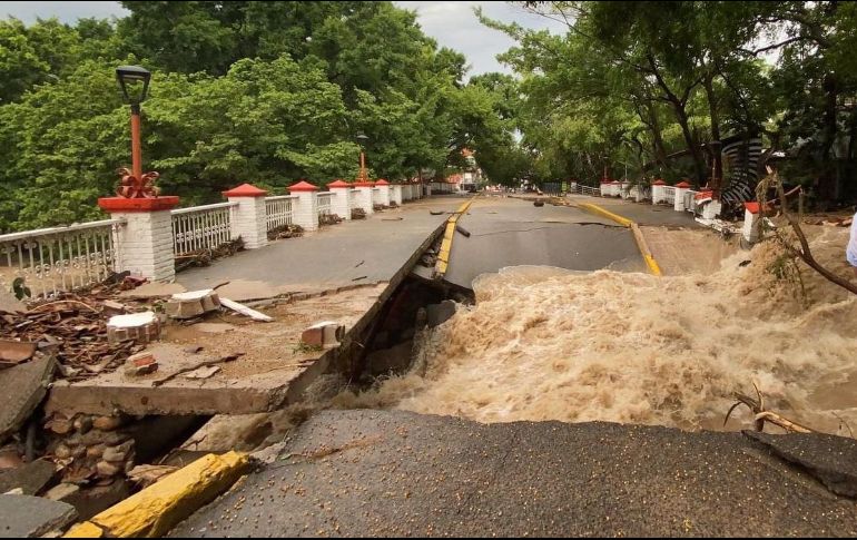 Por el desbordamiento del río Cuale en una zona de Puerto Vallarta, varios immuebles resultaron dañados y se colapsó el puente. TWITTER@DavidZamoraB