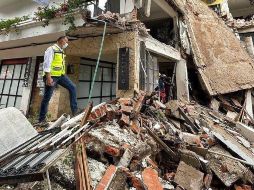 Alberto Esquer, secretario del Sistema de Asistencia Social de Jalisco, en una zona dañana en Puerto Vallarta. TWITTER@ AlbertoEsquer