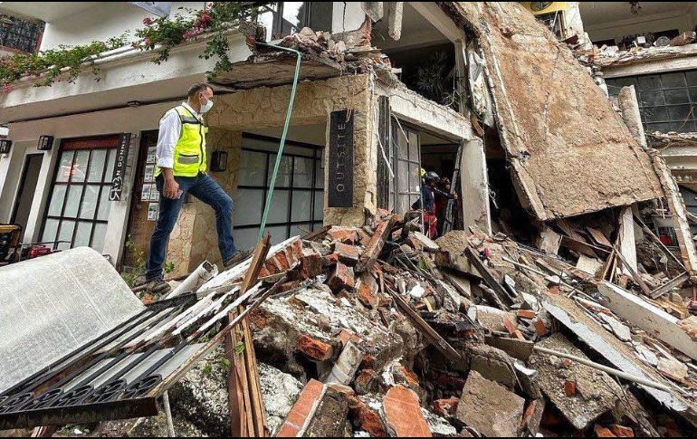 Alberto Esquer, secretario del Sistema de Asistencia Social de Jalisco, en una zona dañana en Puerto Vallarta. TWITTER@ AlbertoEsquer