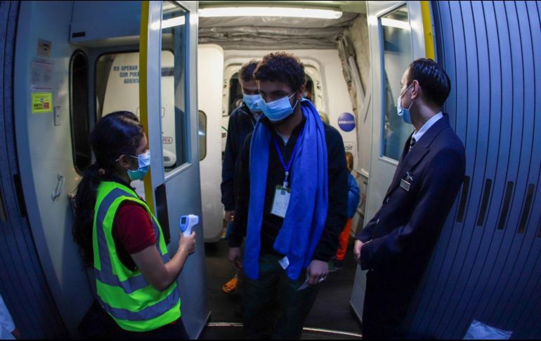 El grupo de 86 afganos llegó hoy al aeropuerto de Ciudad de México . ESPECIAL/SRE