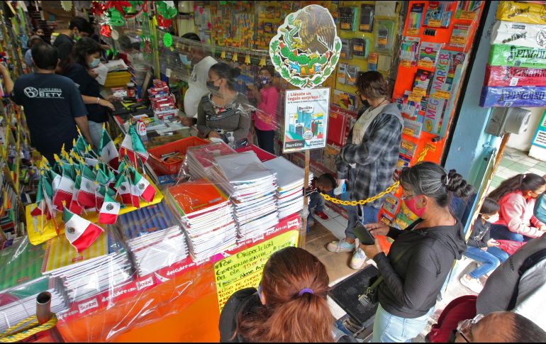 Regreso. Las papelerías se han visto repletas de gente, debido al regreso a clases presenciales. El Informador