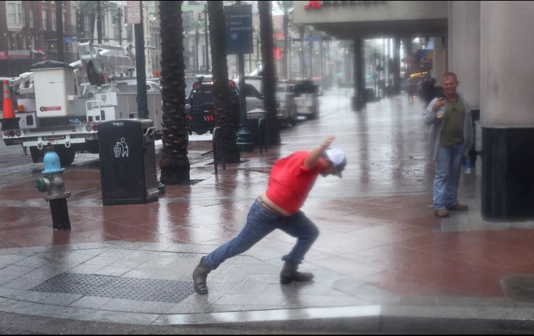 El sistema se mueve hacia el norte a 13 kilómetros por hora, después de causar destrucción en viviendas, oficinas y hospitales, y graves inundaciones. AFP / P. T. Fallon