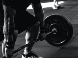 El policía tiene incluso algunos tatuajes que abonan a que su parecido físico con el actor sea mayor. ESPECIAL/PEXELS