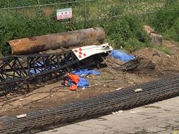 En el sitio quedaron los cuerpos sin vida de cuatro trabajadores y uno más quedó debajo de la estructura de varillas de acero, por lo que autoridades realizan maniobras para rescatar el cuerpo. SUN / A. Martínez