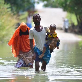 Inundaciones en la India afectan a cientos de miles de personas