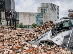 Un auto entre escombros tras el paso de 