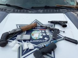 A los detenidos les decomisaron armas de fuego, así como droga. ESPECIAL/Policía de Tlajomulco