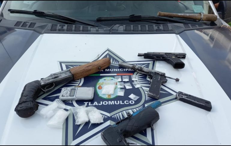 A los detenidos les decomisaron armas de fuego, así como droga. ESPECIAL/Policía de Tlajomulco