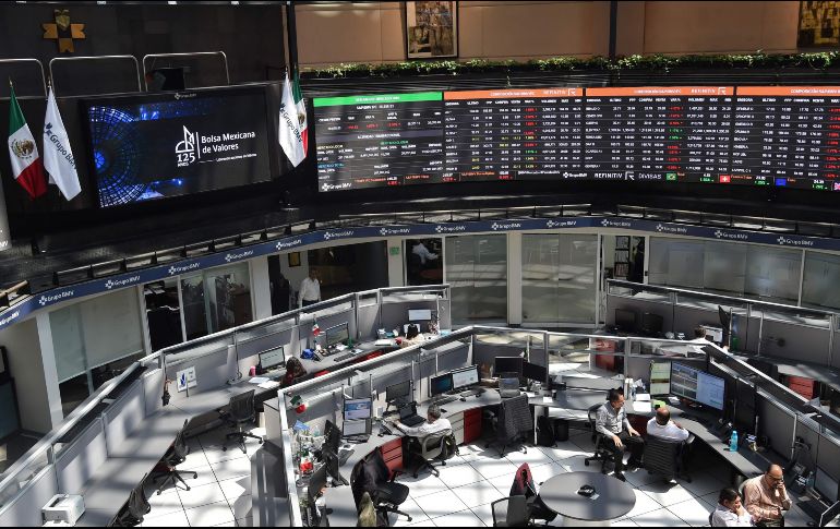 Dieciocho de las 35 emisoras más bursátiles que conforman el índice S&P/BMV IPC, seis tienen a mujeres encargadas de alguno de los principales puestos directivos. AFP/R. Arangua