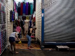 En esa pandemia, algunos negocios optaron por reducir el salario a su personal. EFE/Archivo