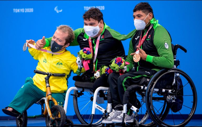 Los que lograron alcanzar la marca fueron los nadadores Arnulfo Castorena (C) y Jesús Hernández (D), quienes consiguieron el oro y el bronce, respectivamente, en la prueba de los 50 metros pecho – SB2. EFE / J. Marklund