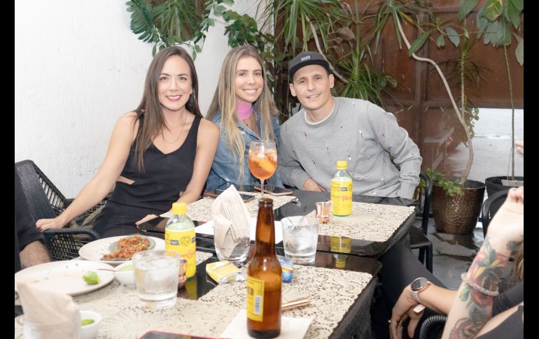 Estefanía Rivera, Vero de la Garza y Román Arceo.