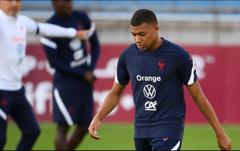 INCIERTO. A escasas horas de que cierre el mercado de fichajes, la prensa francesa da por hecho que Mbappé se quedará y no irá al Real Madrid.  AFP/F. FIFE