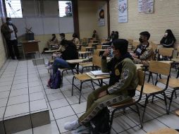 Jóvenes de una secundaria técnica asisten a clases presenciales en la Ciudad de México. EFE/S. Gutiérrez