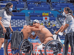Históricos. El oro de Arnulfo Castorena (der.) y el bronce de Jesús Hernández en los 50 metros pecho SB2, fueron las medallas 299 y 300 para México. Ois/ J. Marklund