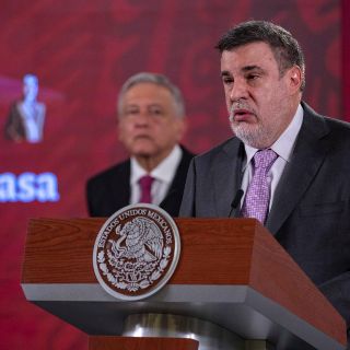 Julio Scherer asiste a informe de AMLO entre versiones de salida