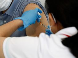 La mayor renuencia para vacunarse se presenta en los grupos de 40 a 49 años y de 50 a 59 años. EFE/R. Reyes