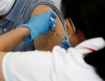 La mayor renuencia para vacunarse se presenta en los grupos de 40 a 49 años y de 50 a 59 años. EFE/R. Reyes