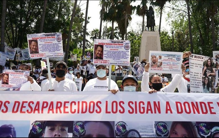 Los manifestantes aseguran que todavía creen en el Presidente, por lo que le piden ayuda para localizar a sus parientes. EFE/J. Terriquez